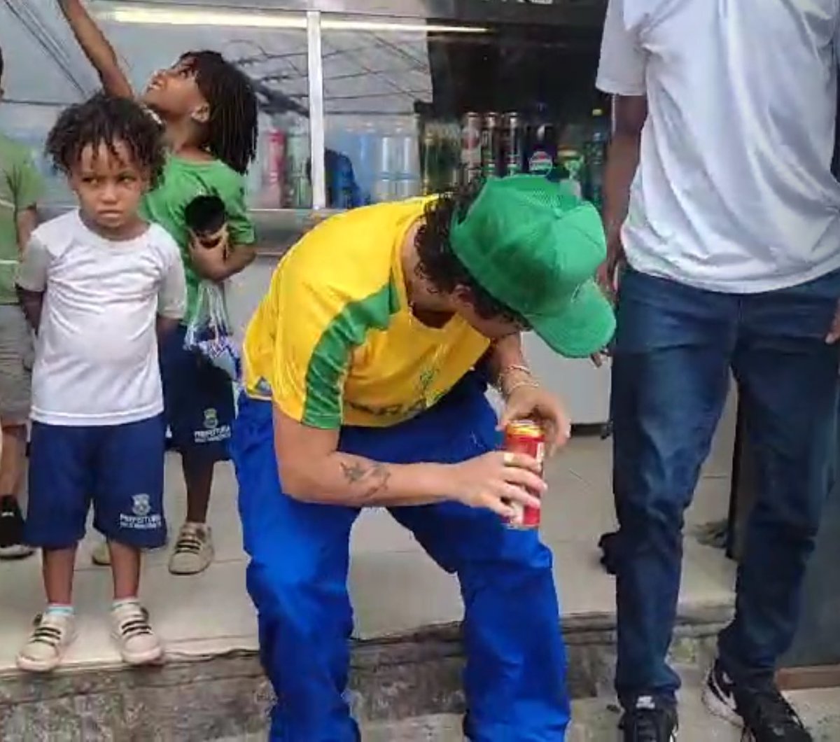 hooligan_wild's tweet image. O menino  não entendendo porque ele tinha que tirar foto com o carteiro. 🗣️🗣️🗣️🗣️🗣️🗣️🗣️🗣️🗣️🗣️🗣️