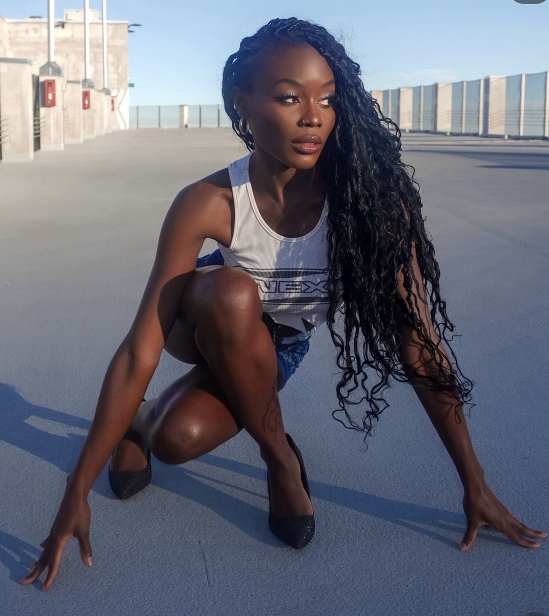 Esha Glows tweet media