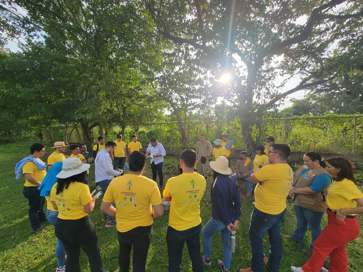 FAOHonduras's tweet photo. 📍Santa Bárbara 
 🌍🔥 #FAOHN, junto a Conecta+, potencia el Centro de Operaciones Interinstitucional de Incendios Forestales #COIIF en Sta. Bárbara, capacitando a 22 actores locales de 11 municipios en el uso de Smart Fire y herramientas digitales.  #GestiónDelFuego https://t.co/ALntDFEXVY