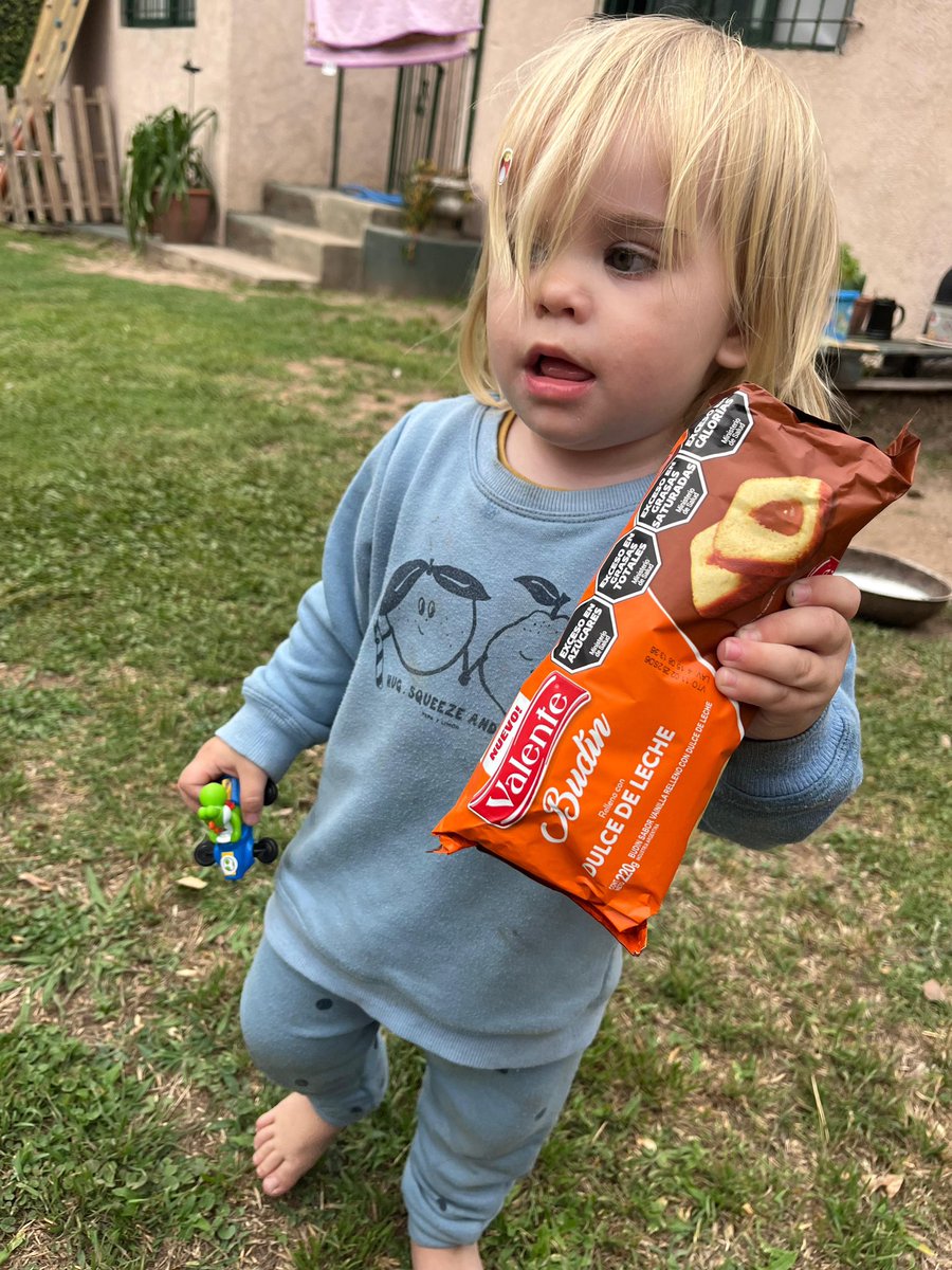 Juli Juliano (@julijuliano3) on Twitter photo Mi hijo Valente ya inauguró la temporada de Budines con <a href="/valente_arg/">Valente Argentina</a> . Si, se llama Valente, no es su apellido, es su nombre tal cual el DNI. No me digan que Valente comiendo budín Valente no es el modelo ideal 💛 Mi hijo Valente ya inauguró la temporada de Budines con <a href="/valente_arg/">Valente Argentina</a> . Si, se llama Valente, no es su apellido, es su nombre tal cual el DNI. No me digan que Valente comiendo budín Valente no es el modelo ideal 💛