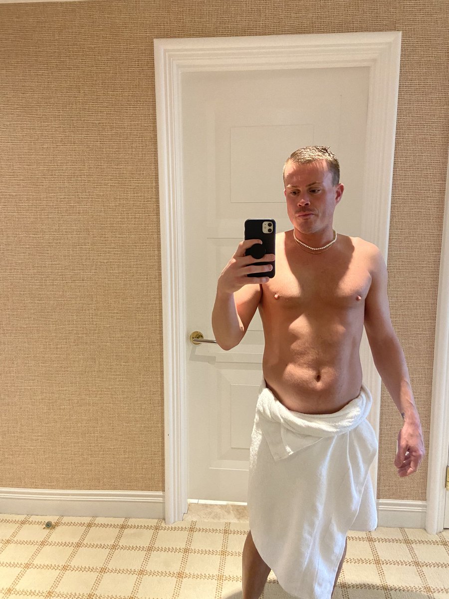 JSavv87's tweet photo. Checking out, but first one final mirror selfie https://t.co/h2j5QuzeFs