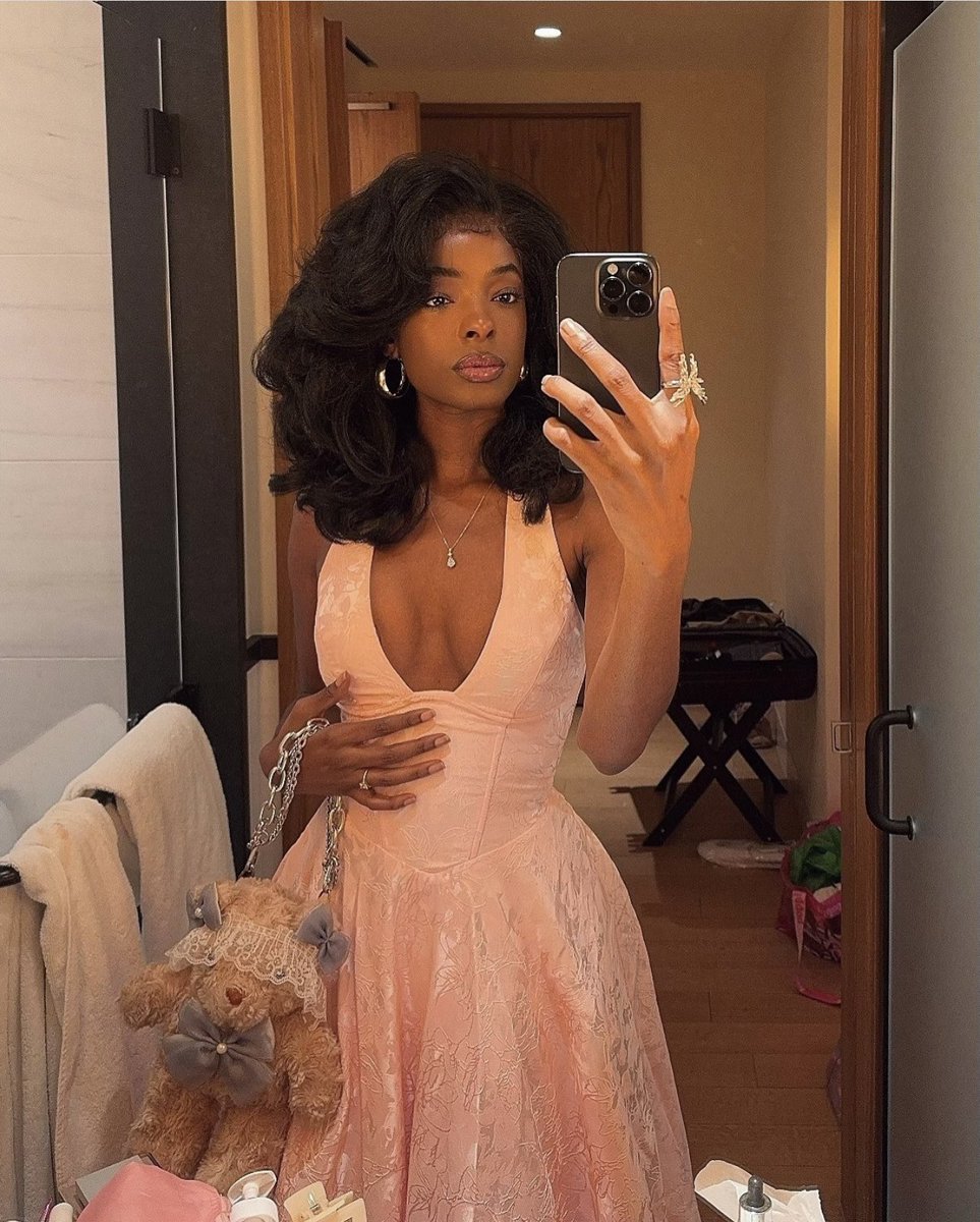 Esha Glows tweet media