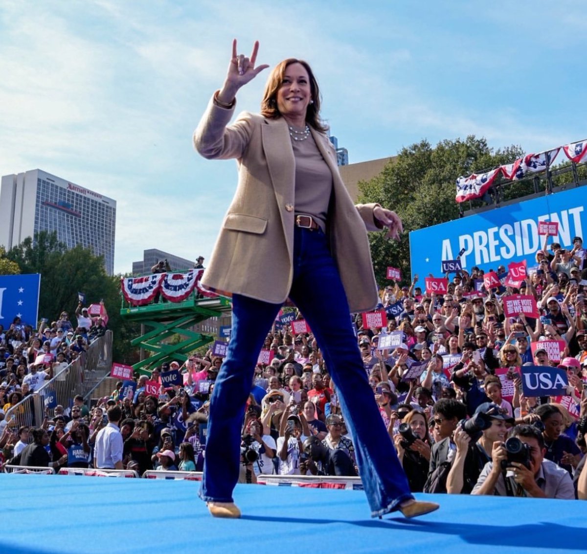 Bev4Change's tweet photo. @marcos_chi_ They’ll take it down tomorrow. https://t.co/rnhKujQQYe