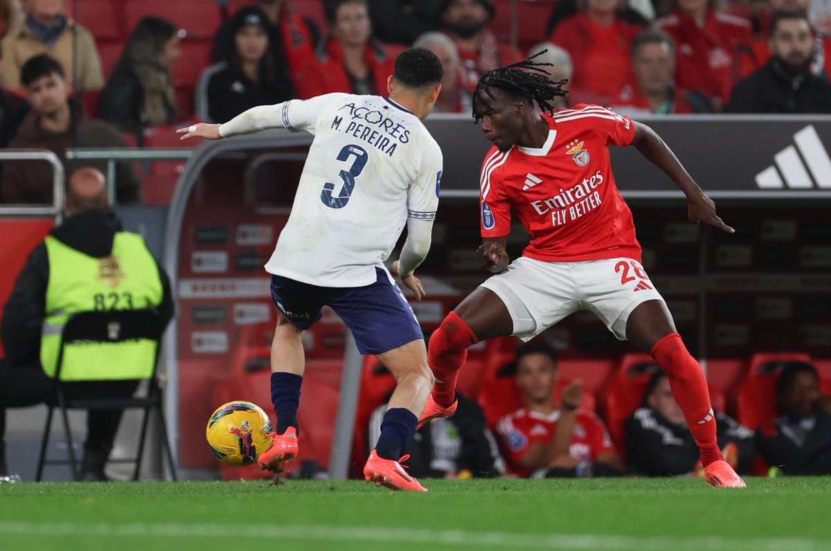 Se o Aursnes amanhã começar o jogo a lateral direito, isto terá que ir para a conta da Direção do Benfica.

O Benfica optou por não contratar nenhum lateral direito na época passada. Acredito em parte porque não queriam fazer decisões nos centrais (havia João Victor, Morato e