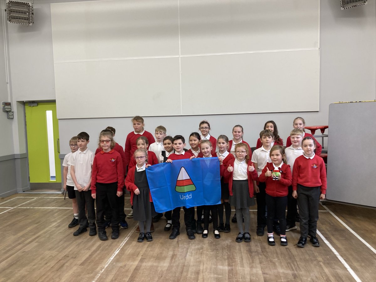 Pleser cael mynd i <a href="/YsgolDyffrynIal/">Ysgol Dyffryn Ial</a>  bore 'ma i gynnal eu sesiwn cyntaf Hwyl yn y Gymraeg!
Y plant i gyd wedi mwynhau'n arw - diolch am y croeso!
❤🤍💚
#urdd2024