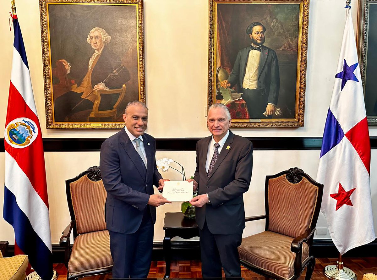 El nuevo embajador de la República de Panamá, Pacífico Escalona Ávila, presentó el jueves 24 de octubre, las copias de estilo de Cartas Credenciales ante el Ministro de Relaciones Exteriores y Culto, Dr. Arnoldo André.