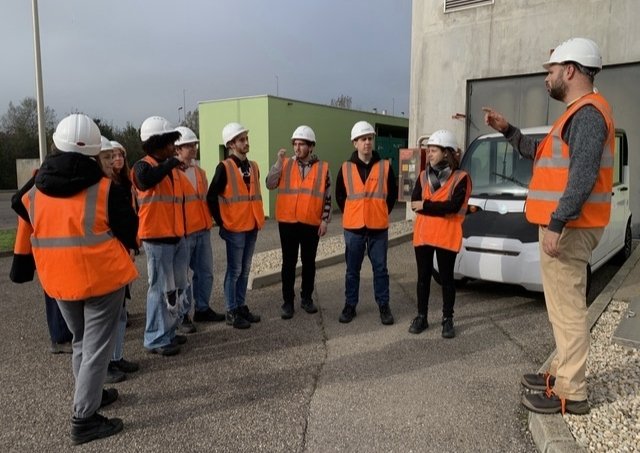 LyonGeologie's tweet photo. Ce matin, visite de la station de traitement des eaux usées 'AquaLyon La Feyssine', la station d'épuration nouvelle génération de la Métropole de Lyon, par les étudiant.e.s de #L3Géonat de l'@obslyon https://t.co/DGJrYY0eFy