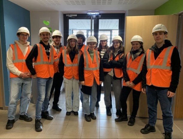 LyonGeologie's tweet photo. Ce matin, visite de la station de traitement des eaux usées 'AquaLyon La Feyssine', la station d'épuration nouvelle génération de la Métropole de Lyon, par les étudiant.e.s de #L3Géonat de l'@obslyon https://t.co/DGJrYY0eFy