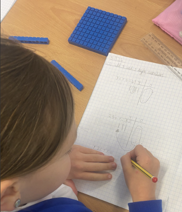 latimerprimary's tweet image. #3JK #LatimerMaths We have been using equipment and jottings to help us build up the steps to our written method of column addition today.