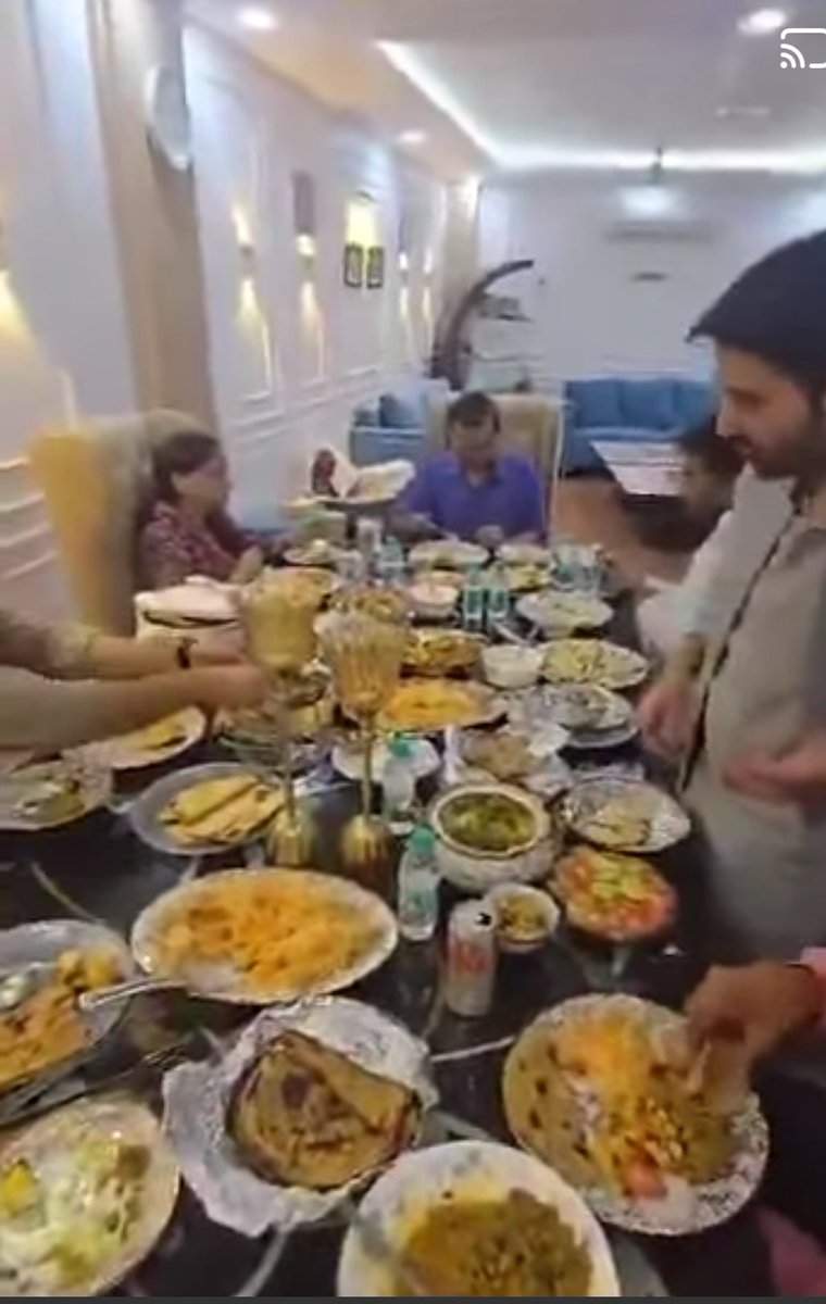 यह जो नीचे तस्वीर में दिख रहा है यह पूरा होटल का जाने वाला आम आदमी खुद को डायबिटीज का पेशेंट बताता है गजब बहाना 😁😁
#आमआदमीपार्टी
<a href="/ArvindKejriwal/">Arvind Kejriwal</a>