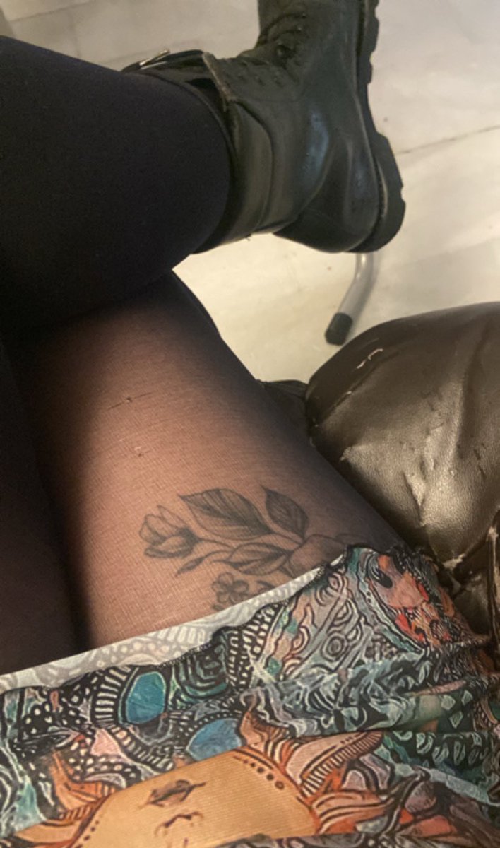 marvives8's tweet photo. botas y medias 💖🖤 https://t.co/6MRXnQBrsI