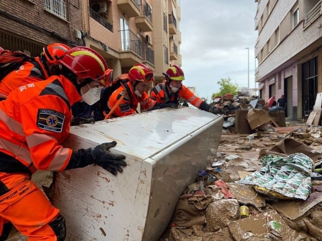 PlinioElGuapo's tweet photo. Lo de que estos de naranja dependientes de ayuntamientos y que no reciben millonarias subvenciones ni donaciones hayan conseguido desplegar miles de VOLUNTARIOS con centenares de medios en multitud de localidades debería hacernos reflexionar sobre el voluntariado
#ProteccionCivil https://t.co/XavsWYXF1r