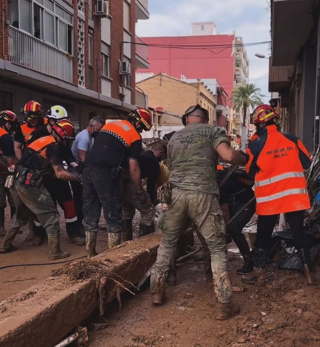 PlinioElGuapo's tweet photo. Lo de que estos de naranja dependientes de ayuntamientos y que no reciben millonarias subvenciones ni donaciones hayan conseguido desplegar miles de VOLUNTARIOS con centenares de medios en multitud de localidades debería hacernos reflexionar sobre el voluntariado
#ProteccionCivil https://t.co/XavsWYXF1r
