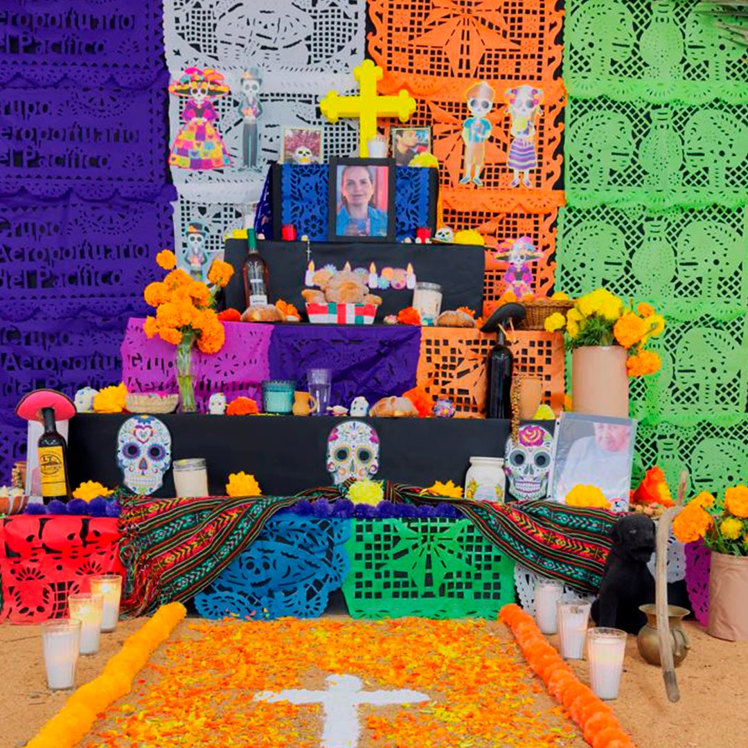 💀🕯️ En el #AeropuertoDeMexicali rendimos homenaje a Claudia Navarrete con un altar este #DíaDeMuertos, celebrando su memoria en un espacio lleno de tradición y cariño. ✨🙏 Que esta fecha especial nos reúna en el recuerdo. #CelebraciónGAP