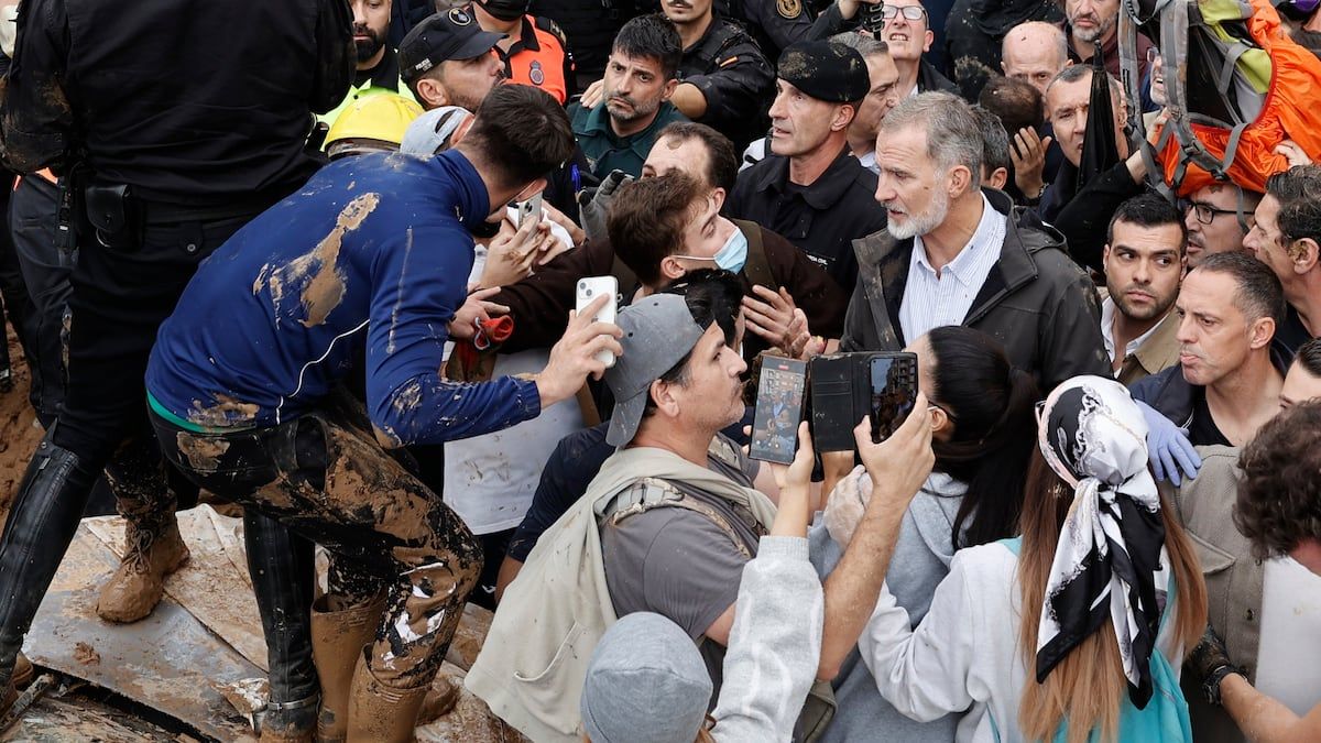 Climate Inaction, that is the rule for all governments, has its limitations. After the terrible flooding, the King of Spain is pelted with mud while being called a murderer, together with other officials.Never too late to raise climate ambition. 

buff.ly/4fvAaOv