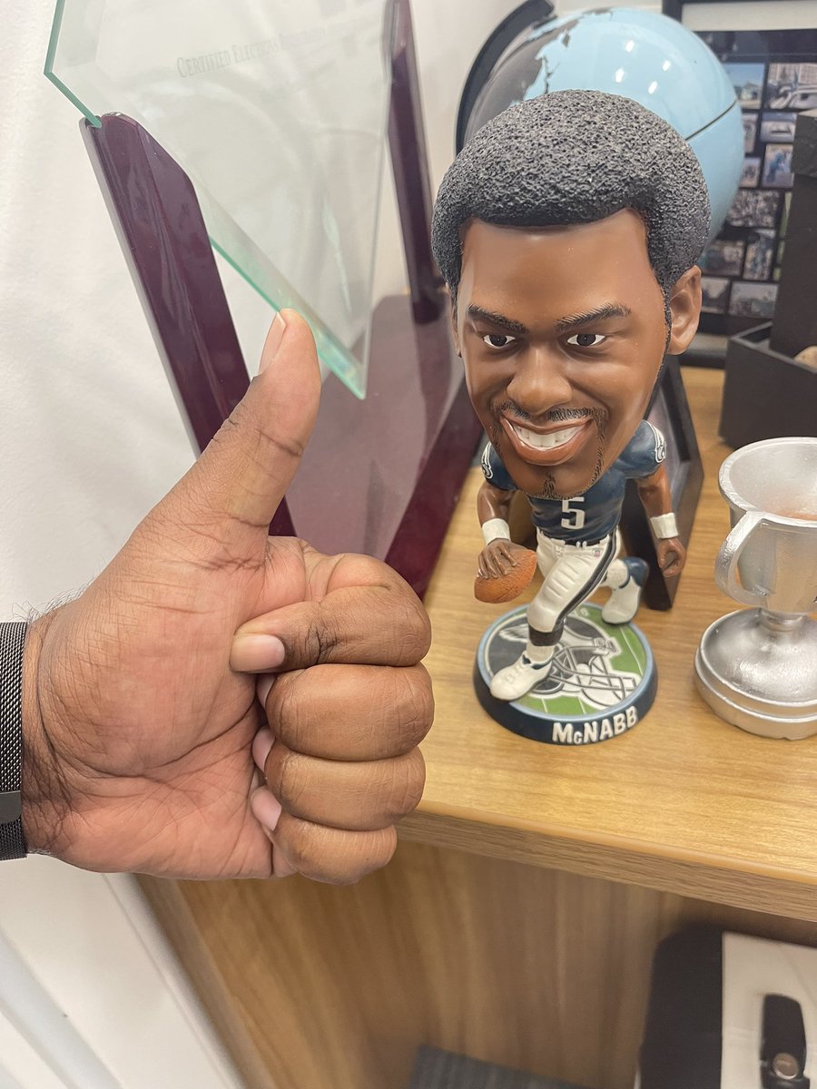 An underreported story today is that the Eagles and Elections bring fans together. 

Me: “Is that a Donovan McNabb statue on your desk?”

Great meeting you <a href="/davebjerke/">Dave Bjerke</a> #GoBirds