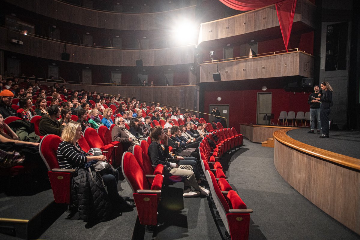 Així de ✨preciós✨ lluïa el Horácké Theater amb la projecció de MIRALLES al Ji.hlava International Documentary Film Fest, on la Maria Mauti, directora del documental, va assistir al col·loqui amb els espectadors. Thanks Ji.hlava for the warm welcome. What a beautiful night! ❤️🇨🇿