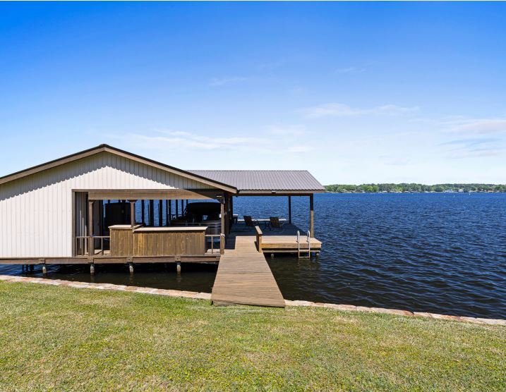 LakeHousedotcom's tweet photo. For Sale:  Lake Cherokee in Texas, $997,800, 3 br, 2.5 ba
Spectacular and simply perfect describe this immaculate home …completely updated to perfection with prime location
https://t.co/axvKWw3uyh
#lakehouse #lakehome #lakefront #lakeside #lakeproperty #lakeview #lakehousecom https://t.co/7BLfHsBk2T