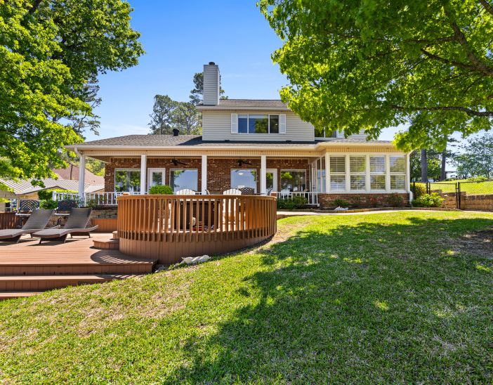 LakeHousedotcom's tweet photo. For Sale:  Lake Cherokee in Texas, $997,800, 3 br, 2.5 ba
Spectacular and simply perfect describe this immaculate home …completely updated to perfection with prime location
https://t.co/axvKWw3uyh
#lakehouse #lakehome #lakefront #lakeside #lakeproperty #lakeview #lakehousecom https://t.co/7BLfHsBk2T