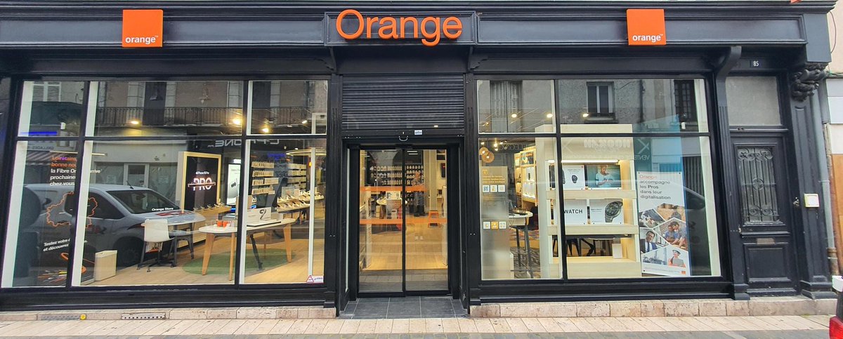 OrangeStoreOff's tweet photo. Bonne nouvelle ! Votre boutique de Montargis, située au 85 rue du Général Leclerc, a réouvert ses portes. Venez rencontrer Axel et son équipe pour profiter des meilleures offres Orange ☺ https://t.co/wrTj6XUSWk https://t.co/D8p7EpCGGn
