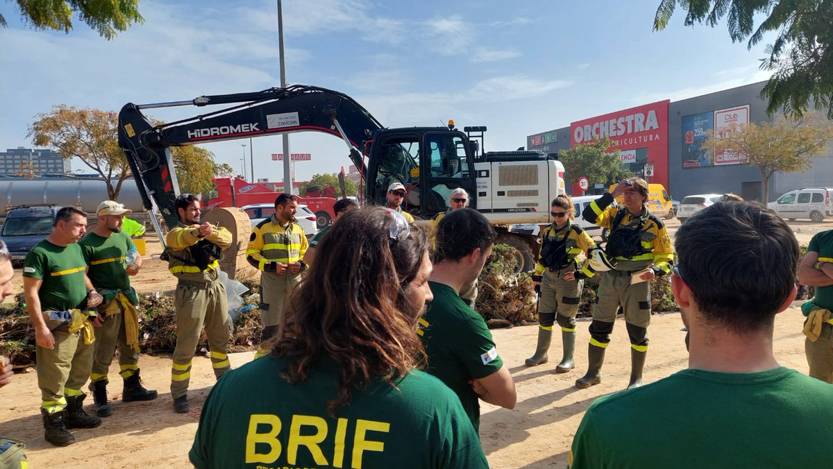 AT_Brif's tweet image. El equipo de @brif_iglesuela se encuentra en la localidad de #Alfafar realizando trabajos de limpieza en calles afectadas por la Dana. 
📸 Briefing de esta mañana