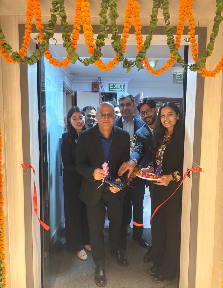 varunmisra4's tweet photo. The Inauguration of HDFC securities - Statesman House office - Connaught Place, New Delhi. 

Thankyou  @dhiraj_relli  Sir for inaugurating our office &amp; for sharing your thoughts on Indian &amp; global markets &amp; our Indian Market"s journey ahead.

@hdfcsec @HdfcSky @HDFC_Bank @srajb https://t.co/erIPTnxxzy