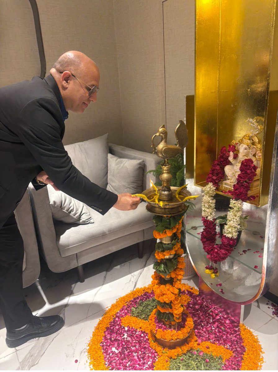 varunmisra4's tweet photo. The Inauguration of HDFC securities - Statesman House office - Connaught Place, New Delhi. 

Thankyou  @dhiraj_relli  Sir for inaugurating our office &amp; for sharing your thoughts on Indian &amp; global markets &amp; our Indian Market"s journey ahead.

@hdfcsec @HdfcSky @HDFC_Bank @srajb https://t.co/erIPTnxxzy