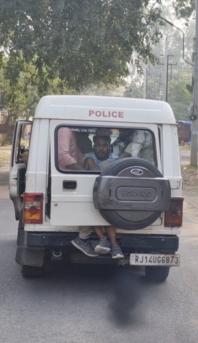 इस तरह से पुलिस किसी को गिरफ्तार नहीं कर सकती, इतना भी क्या डरना ? धरने पर बैठने से पहले ही, मतलब साफ हैं कि आप सब की मिलीभगत हैं । पर अब युवा जाग चुका है और एक है उसे अपना हक लेना अच्छे से आता है ।
#मनोज_मीणा_को_रिहा_करो
#RPSC_PSI2021_रद्द_करो 
#RPSC_PSI2021_भर्ती_रद्द_करो