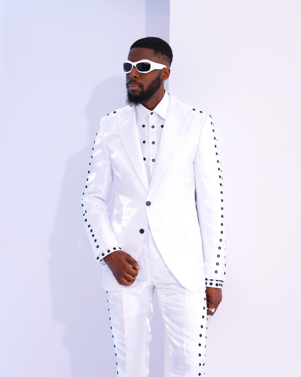 dejiandkola's tweet image. A Mikado Silk, white single-breasted suit with swollen navy blue metallic snap button detailing &amp;amp; side eyelet pant trousers

#suiting #fashion #NationalGrid #StyleWeek2024 #USElection2024 #USAElections #France #MUFC #classicrock #wedding #bespoke #London #dubai #ootd