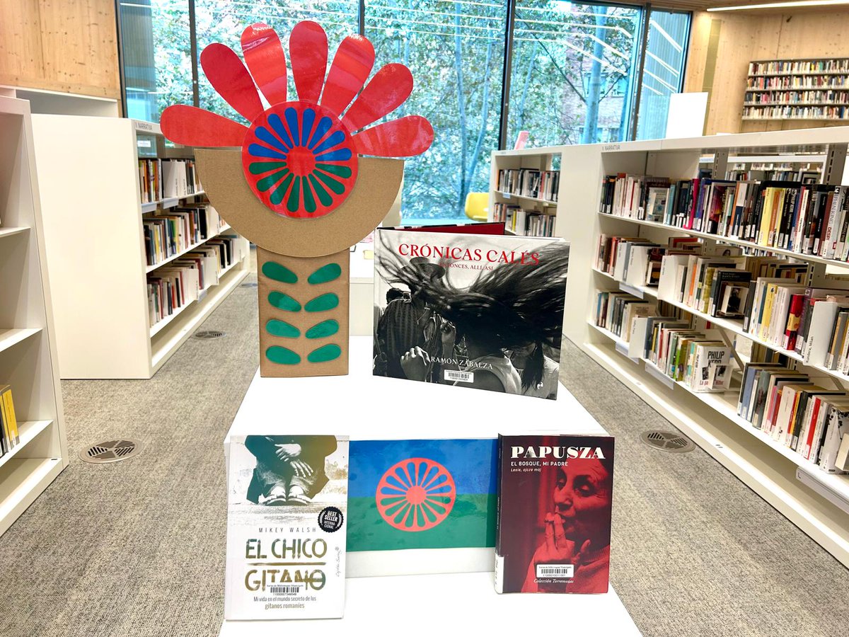 bgarciamarquez's tweet photo. 💥#Expo | A la biblio tenim nova expo en commemoració al Dia Internacional de la Llengua Romaní (5 de novembre). Entre les pàgines d’aquests llibres trobareu una porta per (re)conèixer una cultura plena de vida i resistència. #RomaniLanguageDay https://t.co/GtOYBYigW0