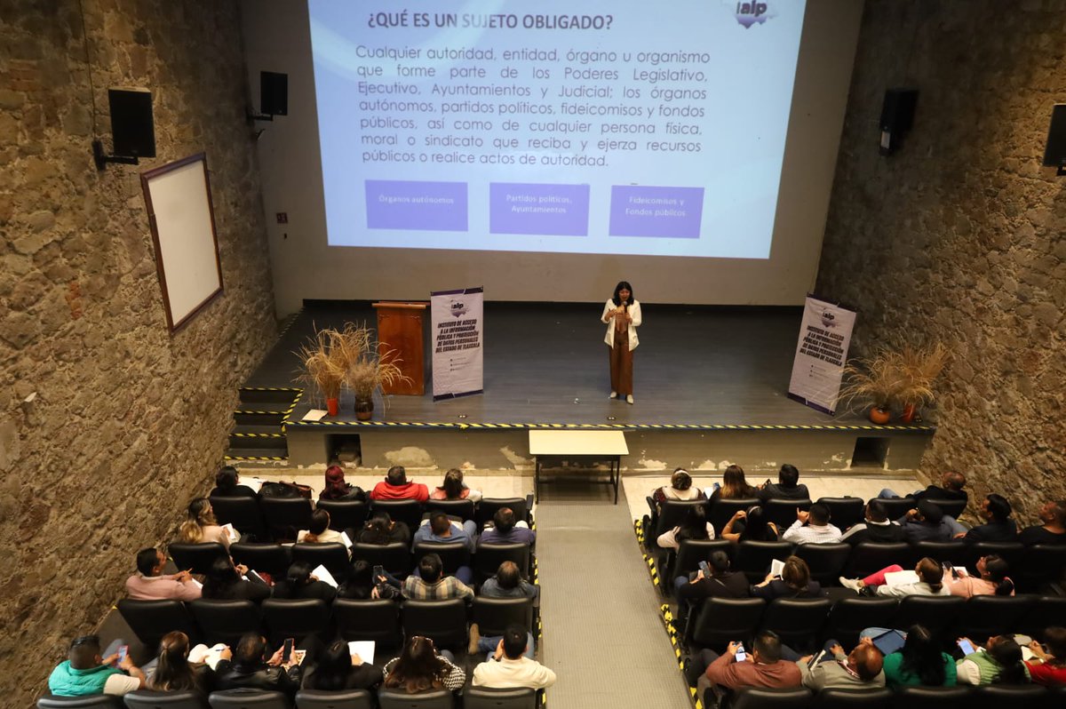 Los comisionados Ángel Espinoza Ponce y <a href="/ArturoDeCasa_1/">Arturo De Casa Vega</a> agradecieron al presidente municipal de Zacatelco José Miguel Acatzi Luna, por su apoyo para la realización del evento, invitaron a los asistentes a despejar todas sus dudas sobre la carga de información y el uso de la PNT