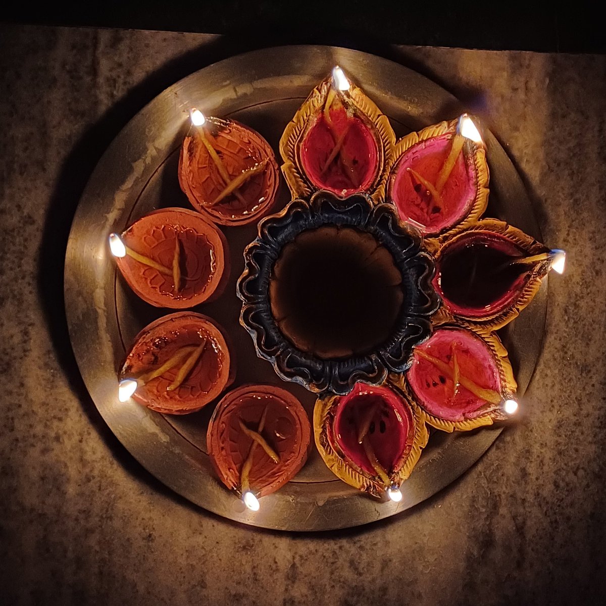 AbhiroopRoy12's tweet photo. #Diwali2024 media https://t.co/6xwHi9enh0