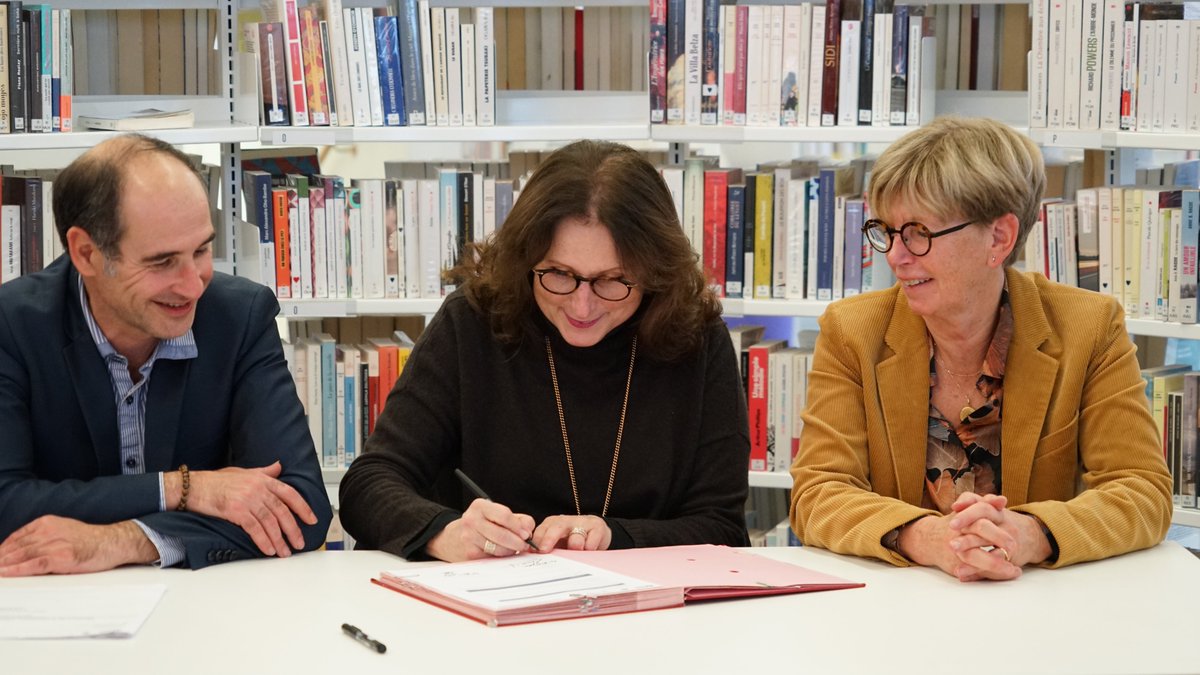 La Ville et l'<a href="/univrouen/">Université de Rouen Normandie</a> ont signé une convention de partenariat.✒️
Les étudiants du site d’Elbeuf n’ont pas accès à une bibliothèque universitaire de proximité. L’objectif est de leur permettre d’avoir accès à la médiathèque et d’y trouver des ressources liées à leur formation.