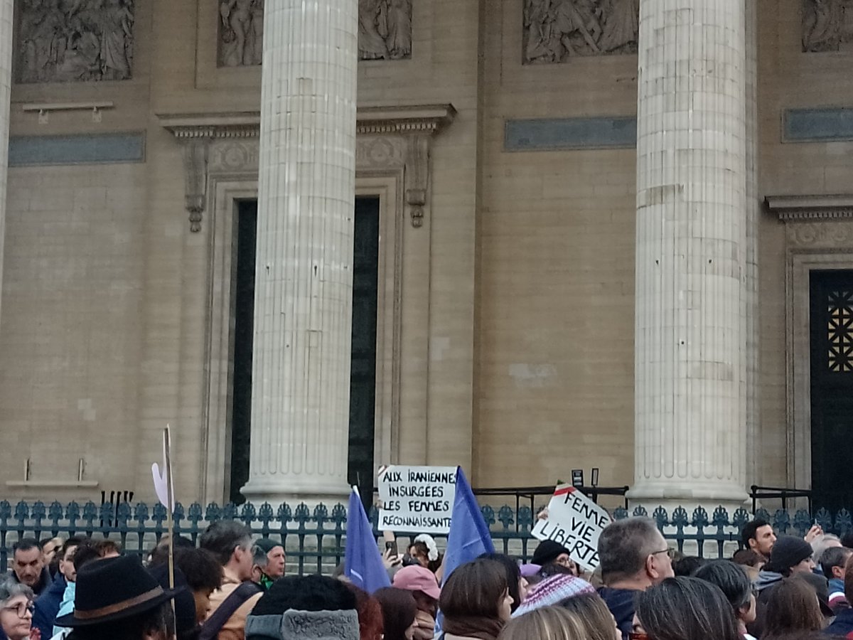 Devant le Panthéon, aux iraniennes insurgées, les femmes reconnaissantes. Libération immédiate d'Ahou Daryaei ! #FemmeVieLiberte