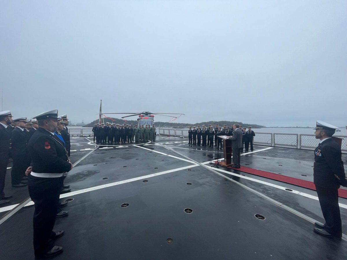 NicolettiStef63's tweet photo. Oggi, invitato dal Comandante Sergio #Savastano, ho avuto l’onore di compiere una visita a bordo della fregata italiana “Carabiniere”, che rappresenta una delle eccellenze costruttive della cantieristica Italiana e una nave di punta della Marina Militare italiana. Costruita da @Fincantieri, la “Carabiniere” è stata varata nel 2015 in occasione del bicentenario della fondazione dell’arma dei @_Carabinieri_.
La nave italiana, all’ancora da qualche giorno nel porto di #Oslo, fa parte del “Carrier Strike Group 8” della Marina militare americana, ove svolge un ruolo cruciale di difesa da potenziali minacce sottomarine a supporto alla missione condotta dalla portaerei “USS Harry S. Truman”, sotto il comando della Sesta Flotta americana nel Nord dell’Atlantico.
 @ItalianNavy @NATO #Carabinieri