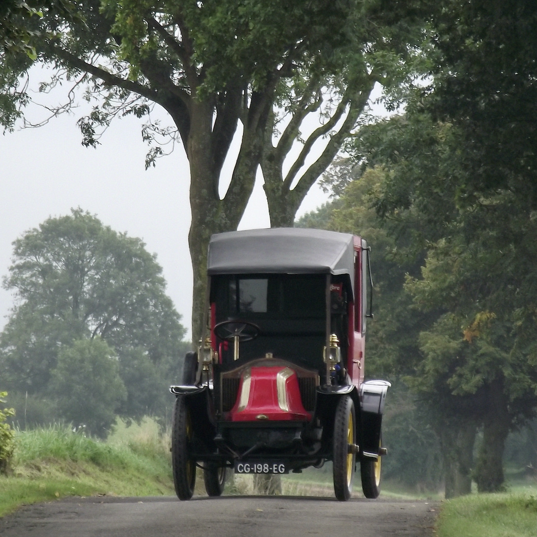 🚖 🥸 Un peu d’histoire ! 
 Les taxis de la Marne, célèbres pour leur intervention dans le transport des soldats sur le champ de bataille pendant la première guerre mondiale, les 6 et 7 septembre 1914 !
#salondestaxis #salondestaxis2024 #taxi #taxifrance #taxilife #taxidriver