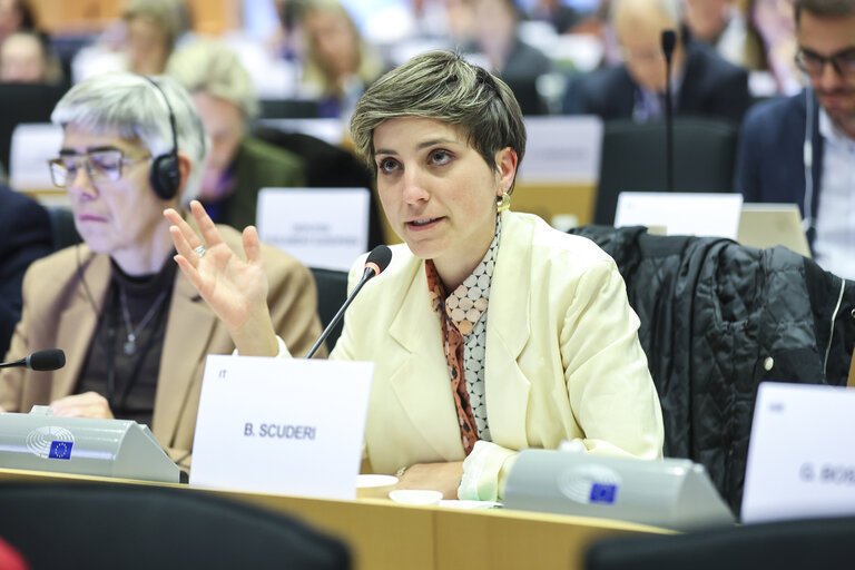 Come <a href="/GreensEFA/">Greens/EFA in the EU Parliament 🌍</a> ho chiesto al commissario designato Jorgensen finanziamenti UE per supportare i gruppi più vulnerabili su efficienza energetica degli edifici e un prestito #UE per la ristrutturazione, per garantire a TUTTꞫ bollette più basse, case di qualità e sostenibili!