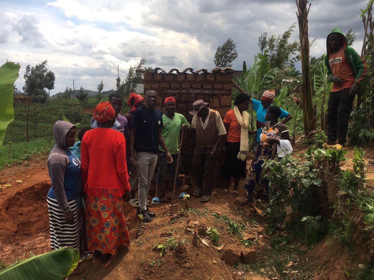 Ni_kezaa's tweet photo. None kuwa 5/10/2024 Urubyiruko rwo mu kagali ka #Taba mu murenge @tumba_sector mu karere ka @rulindodistrict twakoze umuganda wo kubakira umuturage ubwiherero n’akarima k’imboga murako kagari 🙏

@NYCRulindo https://t.co/La4ggLWcYE