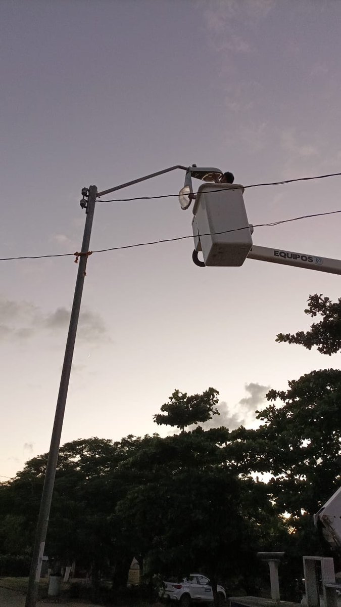 Desde las alturas, seguimos trabajando para que las calles del municipio estén bien iluminadas. 💡 ¡Que tengan una excelente noche! 👋🏻

#MéridaContigoEsMejor <a href="/CeciliaPatronL/">Cecilia Patrón Laviada</a> <a href="/AyuntaMerida/">Ayuntamiento Mérida</a>