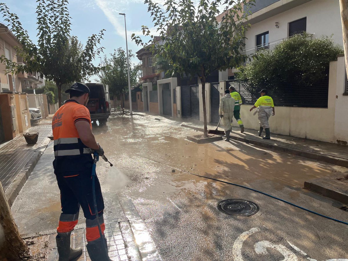 aytogetafe's tweet image. El equipo de trabajadores municipales de Policía Local y LYMA de #Getafe, además de voluntarios de Protección Civil, se desvive en municipios como Picanya para ayudar a sus vecinos a recuperar la normalidad lo antes posible