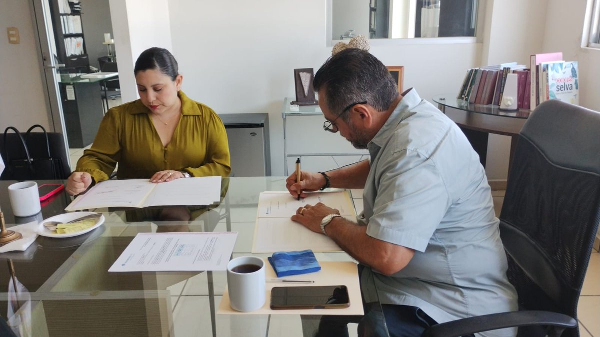 El día de hoy martes 5 de Noviembre, se llevo a cabo la firma de renovación del convenio con Aeromexico,
Se encuentran presente el Ing Jesús Manuel Raúl Soberano (Presidente) 
Lic Alberto Zurita Del Rivero (Tesorero AMHMT)
Lic. Katia D. Govantes Labrada (Aeromexico.)