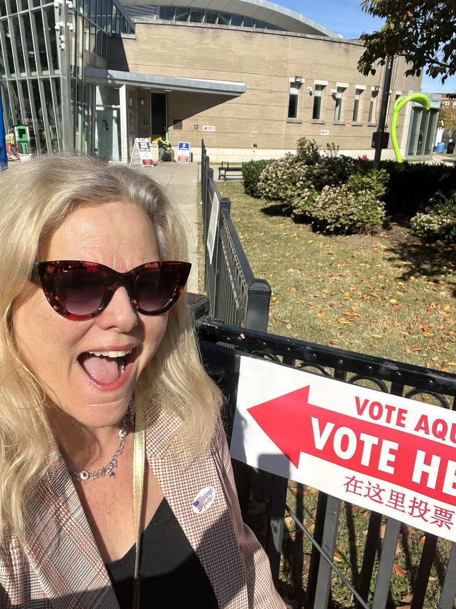 I did it! Same day registration! It was easy, took at most 3 minutes. 🥰 Brought my utility bill to prove residency, walked from one table to register to the booth to #vote!
