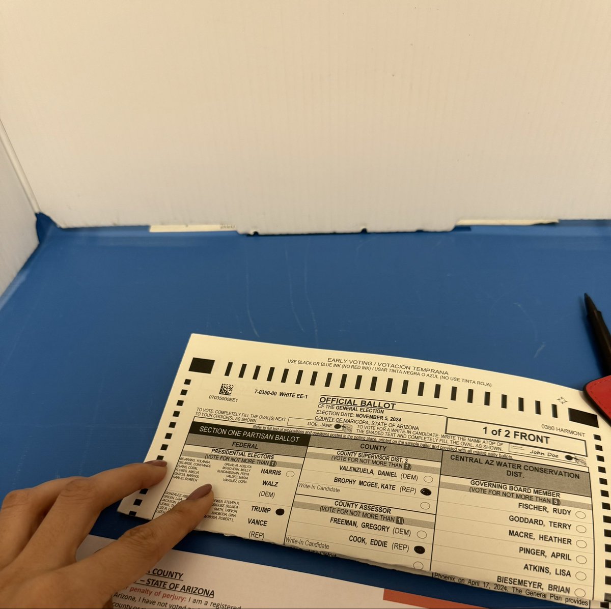 mms_al7's tweet photo. @HanthlPro كلامك مغلوط .. ابدا وهاذي صوره ورقه انتخابي من يومين بال early voting ننتخب الرئيس ووياه مرشحين ونقدر نختار اي شخص نريده ان جان جمهوري او ديمقراط�� .. يعني اقدر انتخب ترامب بنفس الوقت اقدر انتخب شخص من الحزب الجمهوري .. https://t.co/mgKsmEZv3K