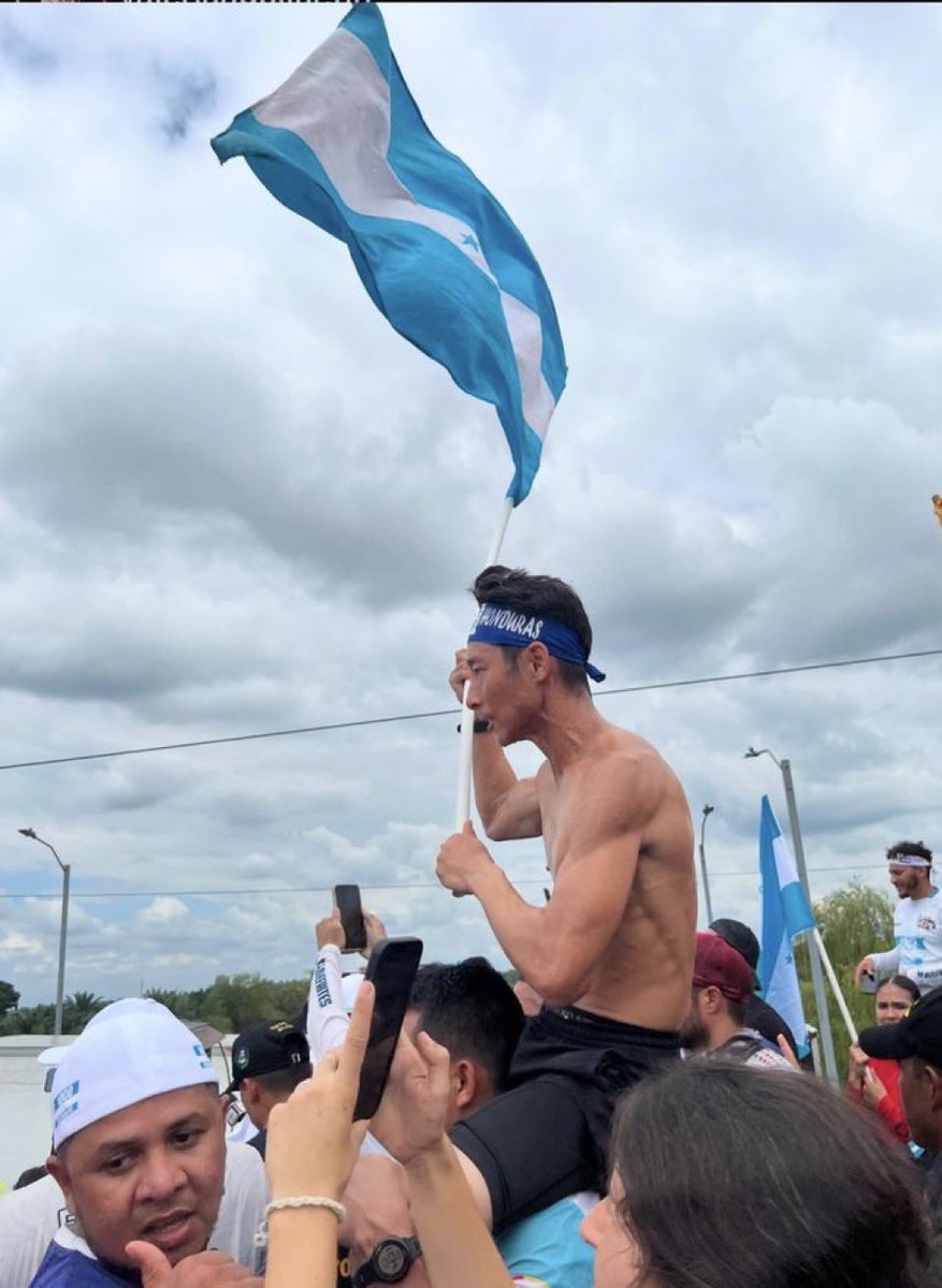 curioso1218's tweet photo. Nació en 1983 con un defecto cardíaco❤️ los médicos dijeron que nunca podría hacer muchos deportes en su vida y buen rendimiento🏃
"Demostraré a mis padres que su hijo no tiene límites" dijo el Japonés más Catracho de la historia🇭🇳👌
#ShinFujiyama #Honduras #tendencia https://t.co/QYHZNhfjC4