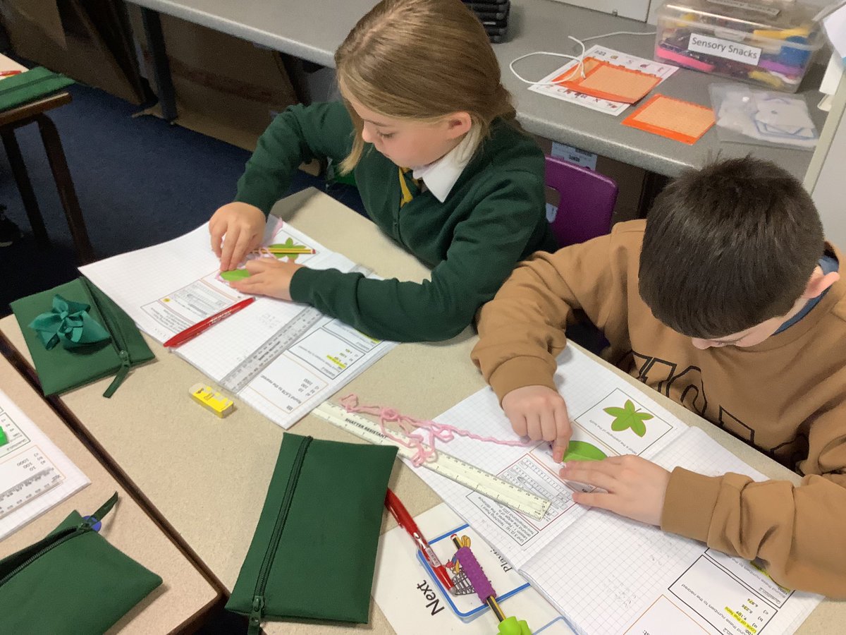 MissCrosslandHG's tweet photo. Today, we were introduced to measuring using strip for those round, tricky edges. We then used a ruler to measure the string @hgprimary 📏 https://t.co/rgb61Su82O