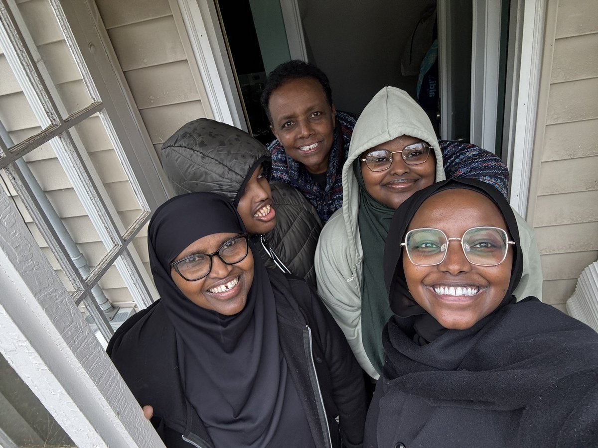 Nadia_Mohameds's tweet image. You know what they say, a family that votes together, stays together💜
Hoping you and your family get out to vote today ✨
I voted for:
@KamalaHarris @Tim_Walz for President and VP
@amyklobuchar for US Senator
@IlhanMN for US House Rep
@LarryKraftSLP for Mn house
