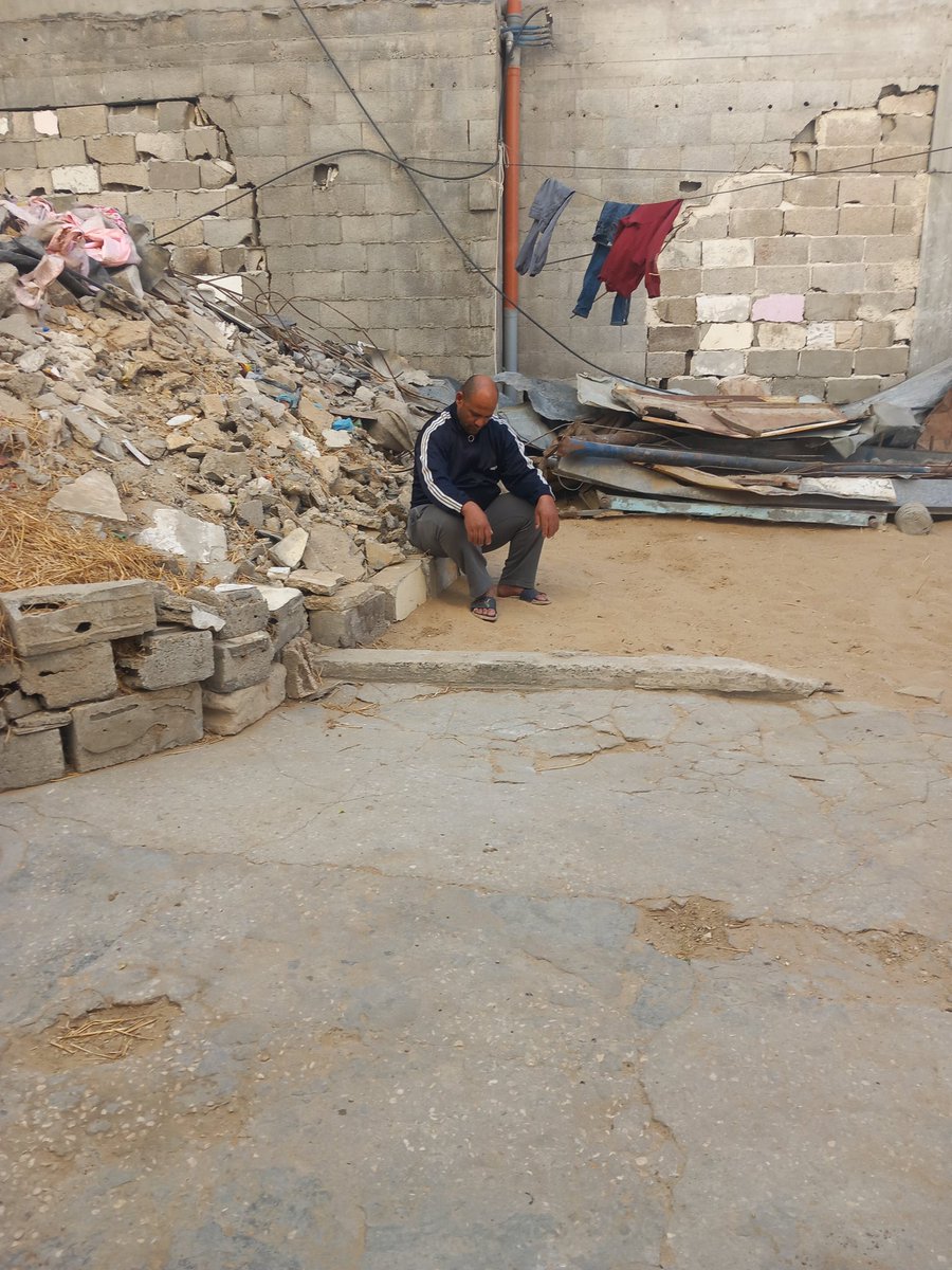 I am living in very difficult conditions. I cannot find food or drink. Please save my children’s lives from the danger of hunger. Please.