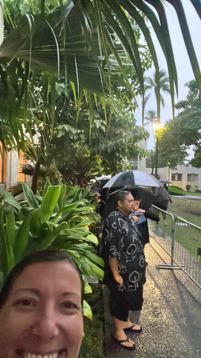 tinkerfrog's tweet photo. @HawaiiDelilah Standing in the rain waiting for the polls to open at Honolulu Hale! https://t.co/9F3AL1opZQ