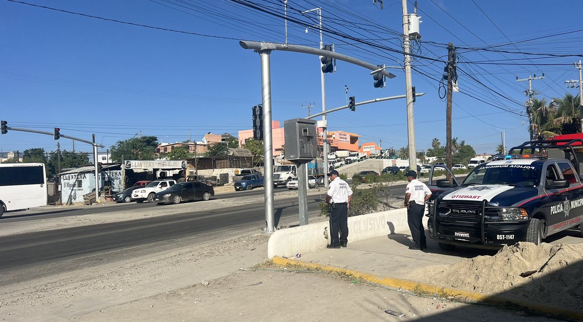 **TRÁNSITO MUNICIPAL - SEMÁFOROS EN OPERACIÓN MANUAL** Como parte de una estrategia cuyo objetivo es optimizar el flujo vehicular, se implementa la operación manual del sistema de semáforos. Esta iniciativa está encabezada por el Director Municipal de Tránsito