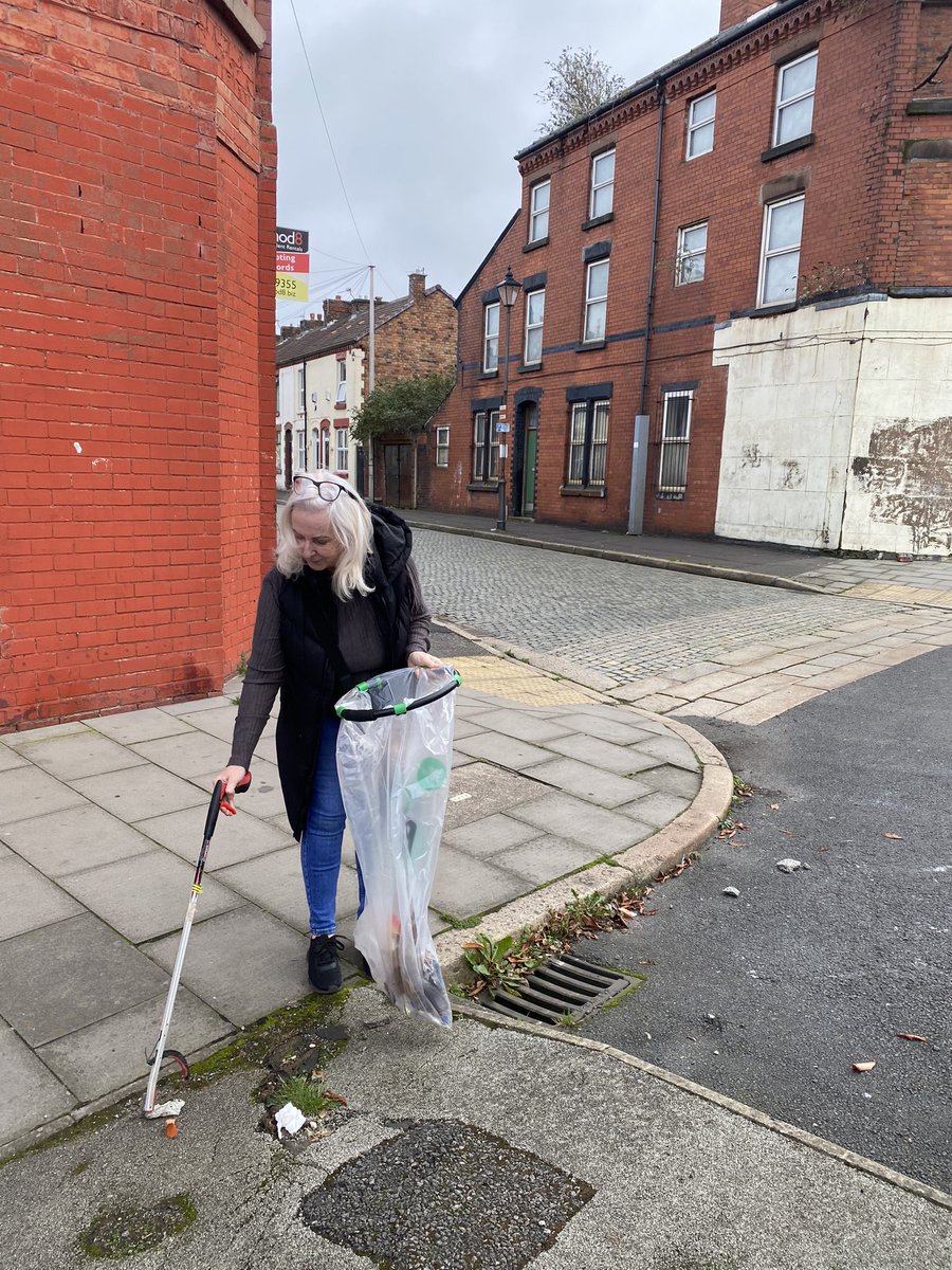 myKFCA's tweet photo. Our first two bags collected for the new Kensington &amp; Fairfield Litter Network!   Amazing what can be done in 15 minutes.  Come and join us ♻️
If anyone spots any other environmental issues in the neighbourhood please report on https://t.co/UamRwGQkaA https://t.co/UzbciWqI3o